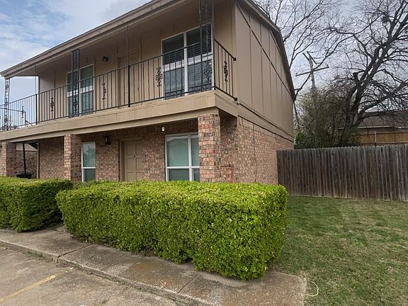 2nd image of 1104 Southmoor Dr APT B
