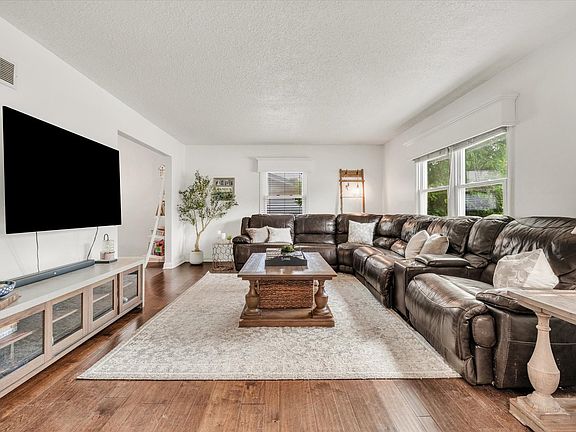 4th image of 4571 Sheridan St