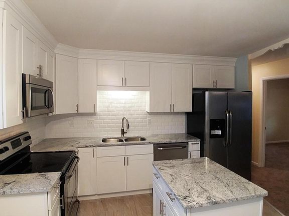 4th image of 300 Hereford Dr