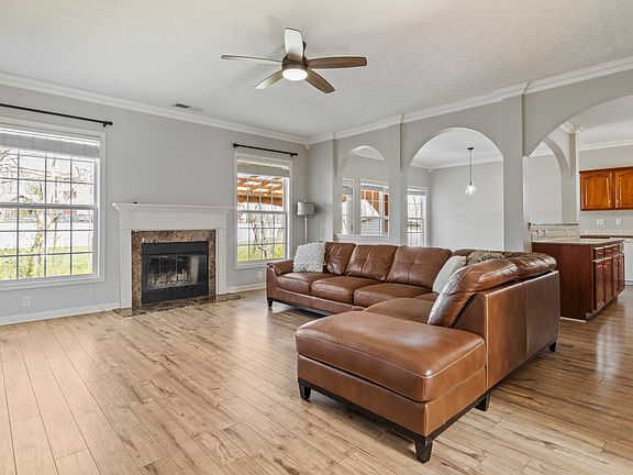 4th image of 721 Sprucewood Dr