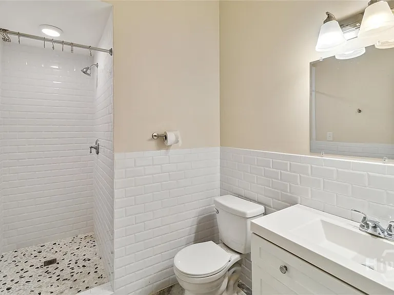 413 E Waldburg St #B — Photo 21