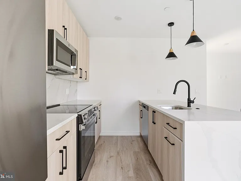 209 New St #2G — Photo 7