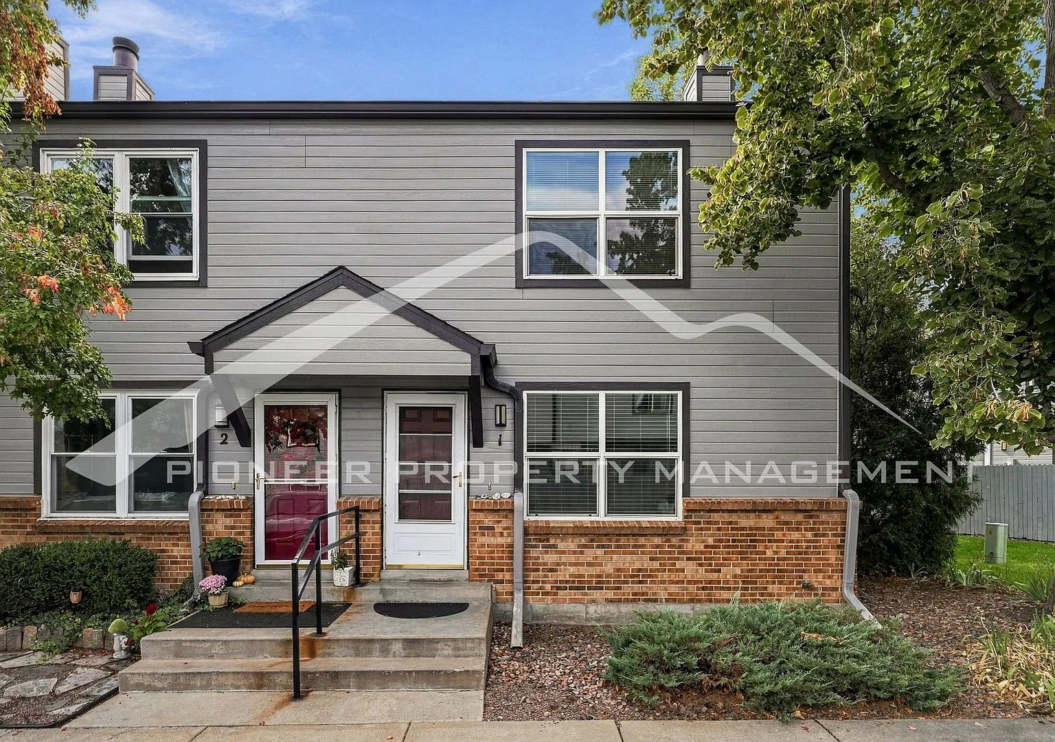Gorgeous Townhouse with Central AC and Reserved Parking — Photo 1