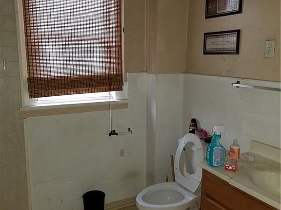 4th image of 190 Eaton St