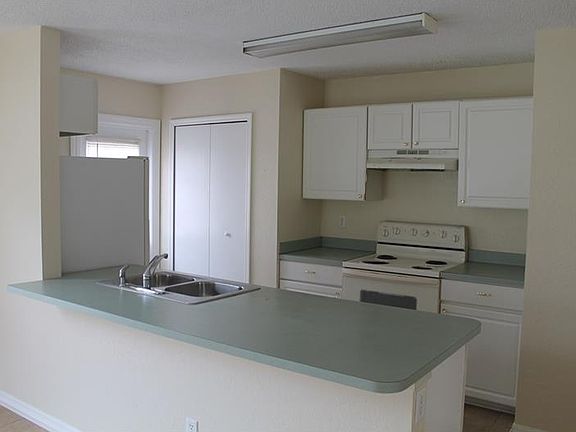 3rd image of 615 E Lemon Ave