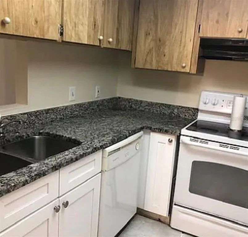 3 bed, 2.0 bath, 1200 sqft, $1,800 — Photo 3
