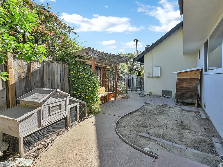 4871 Beacon Hill Dr — Photo 29