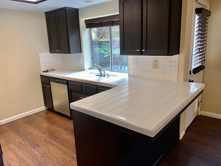 1023 E Freedom Ave — Photo 9