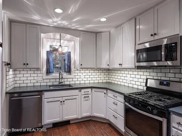 400 Powderhorn Ln APT 67, Jackson, WY 83001