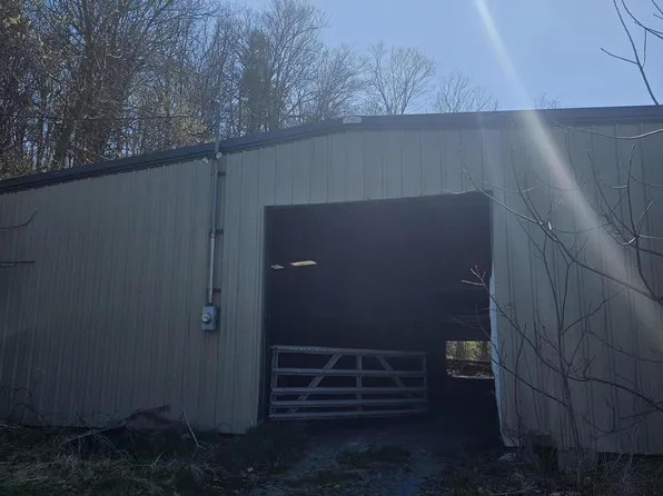 250 Langs Ln, Mill Hall, PA 17751