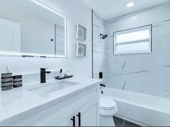 5th image of 2075 E Orangehill Ave