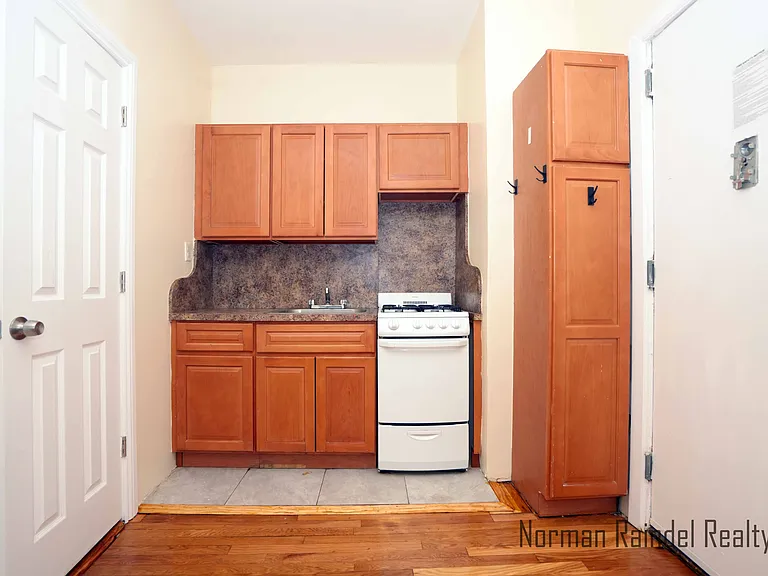 1673 E 18th St #F9 — Photo 7