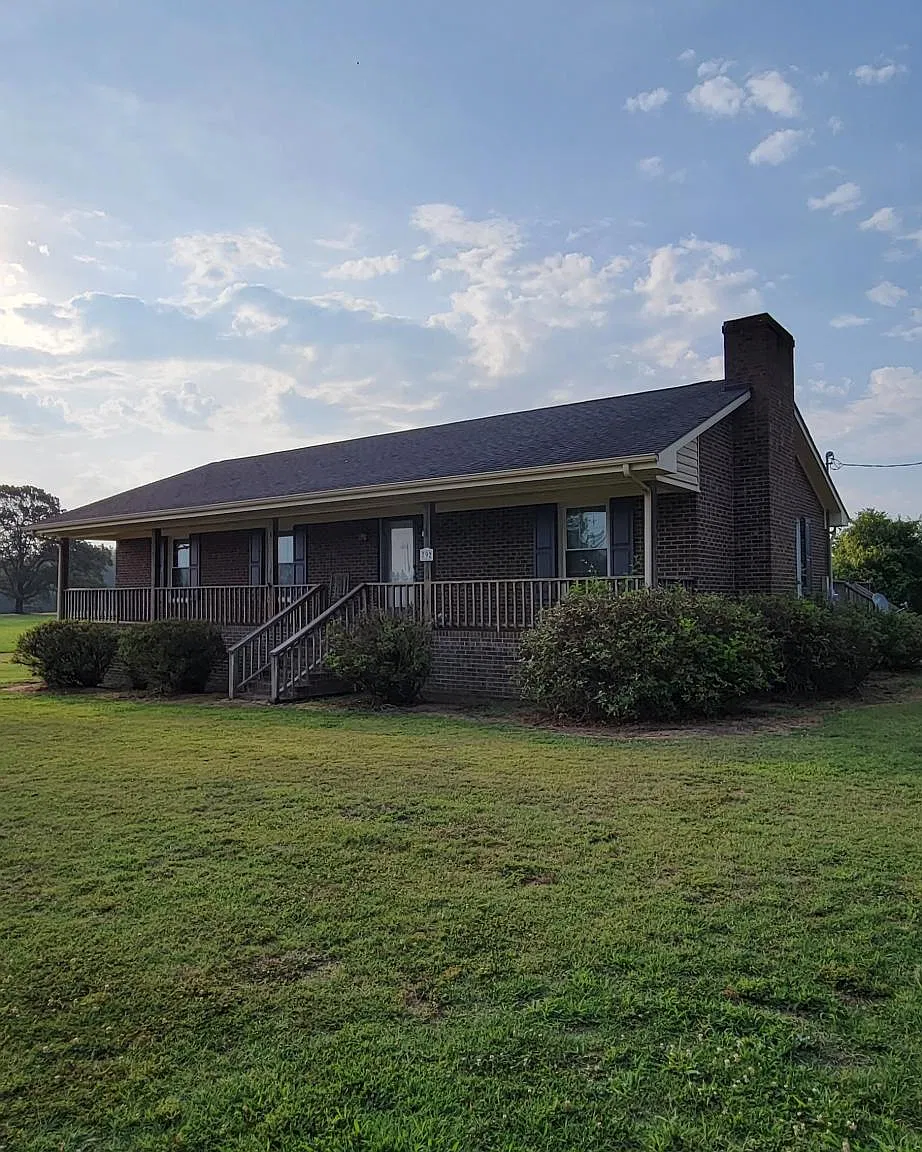 3 bed, 1400 sqft, $1,800 — Photo 2