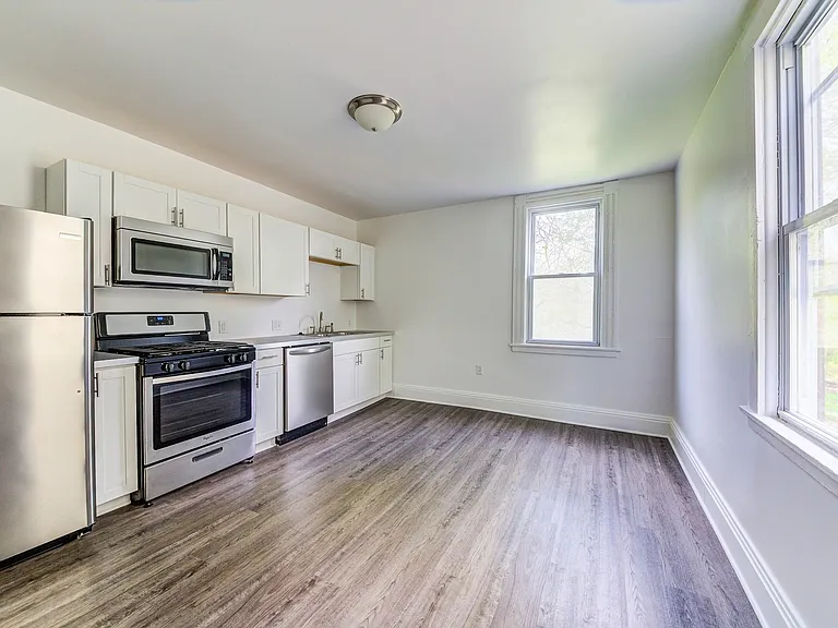 20 Sylvania Ave — Photo 6