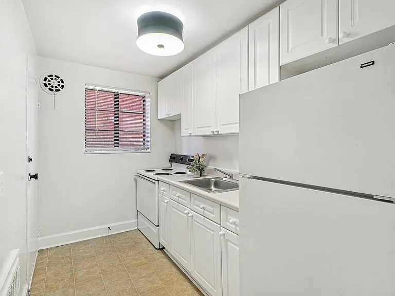Cameron Court Apartments — Photo 22