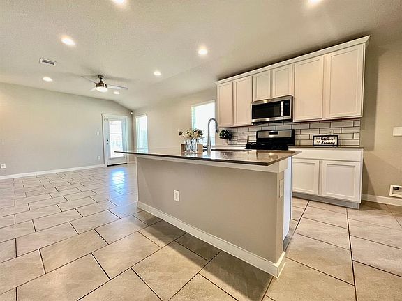 4th image of 7626 Castle Cliff Ln