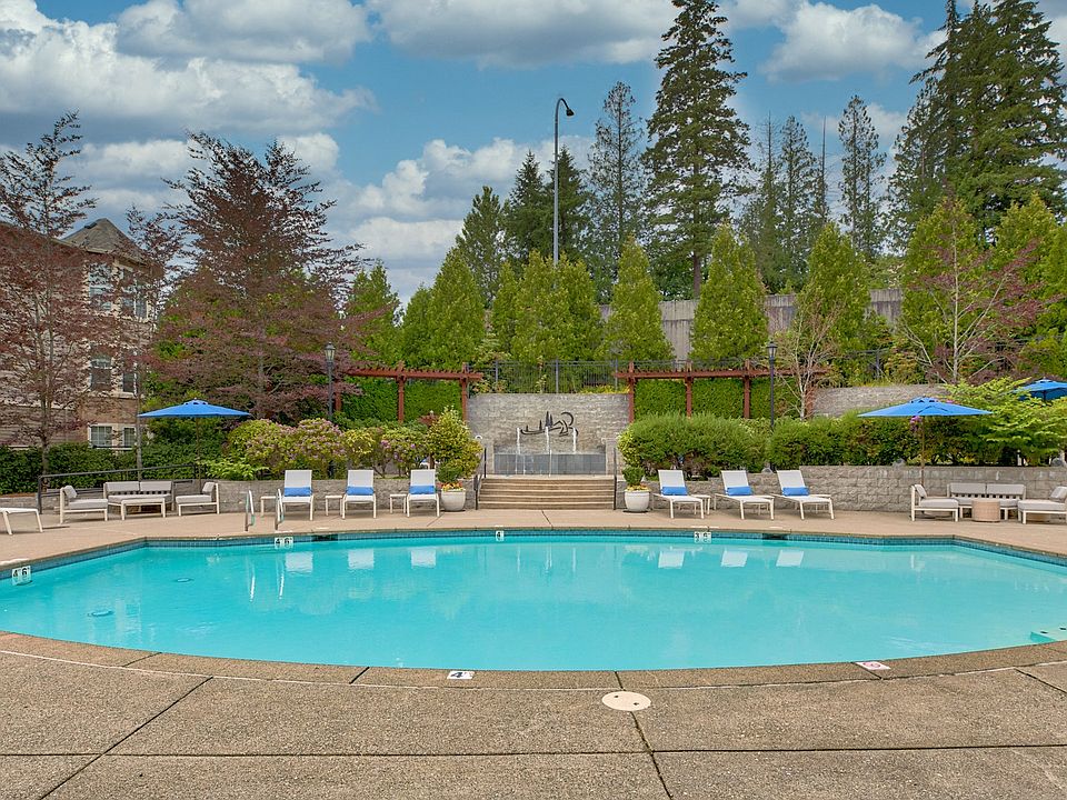 Sundeck with Poolside Lounge