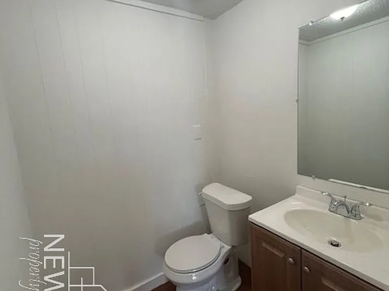 458 Arch St — Photo 8