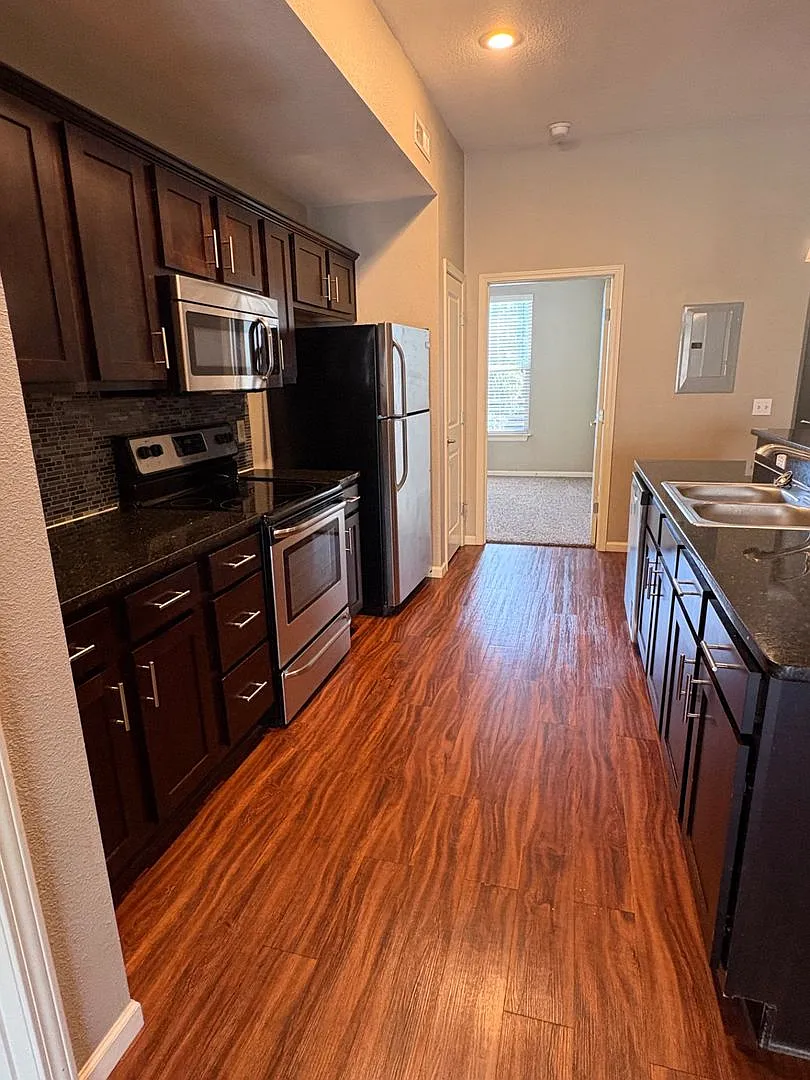 1200 W Walnut Street — Photo 3