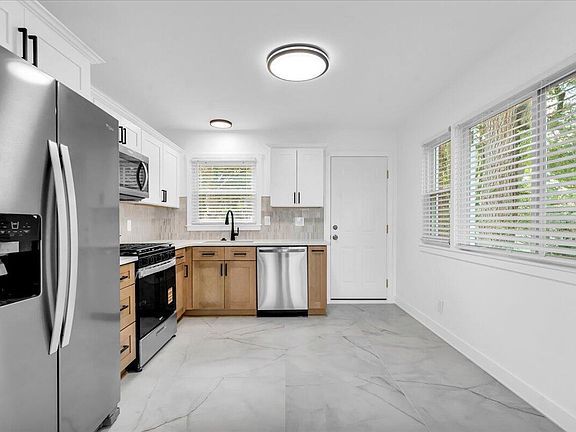 5th image of 20520 Vaughan St