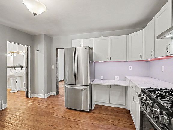 5th image of 716 Webster St