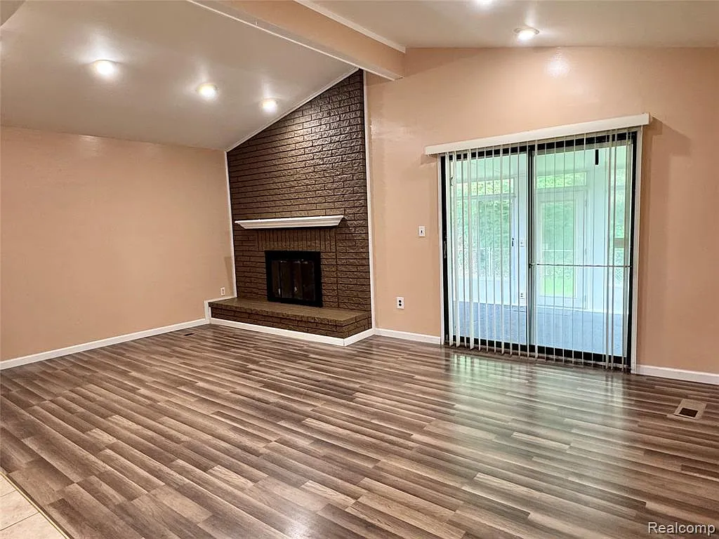 3 bed, 1.5 bath, 1945 sqft, $2,280 — Photo 4