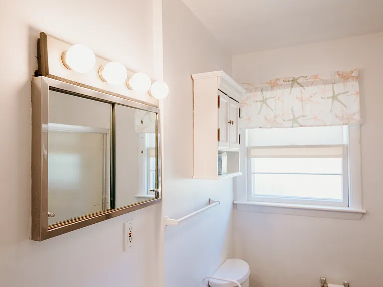 216 E Grand Ave — Photo 10