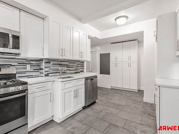 3rd image of 242 E 72nd St #2D
