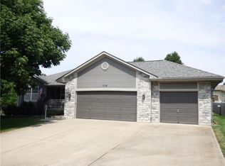 1716 Black Bear Ct, Raymore, MO 64083