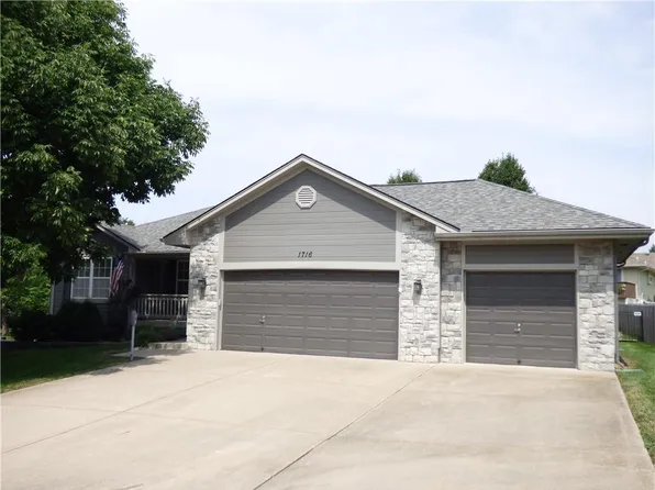 1716 Black Bear Ct, Raymore, MO 64083