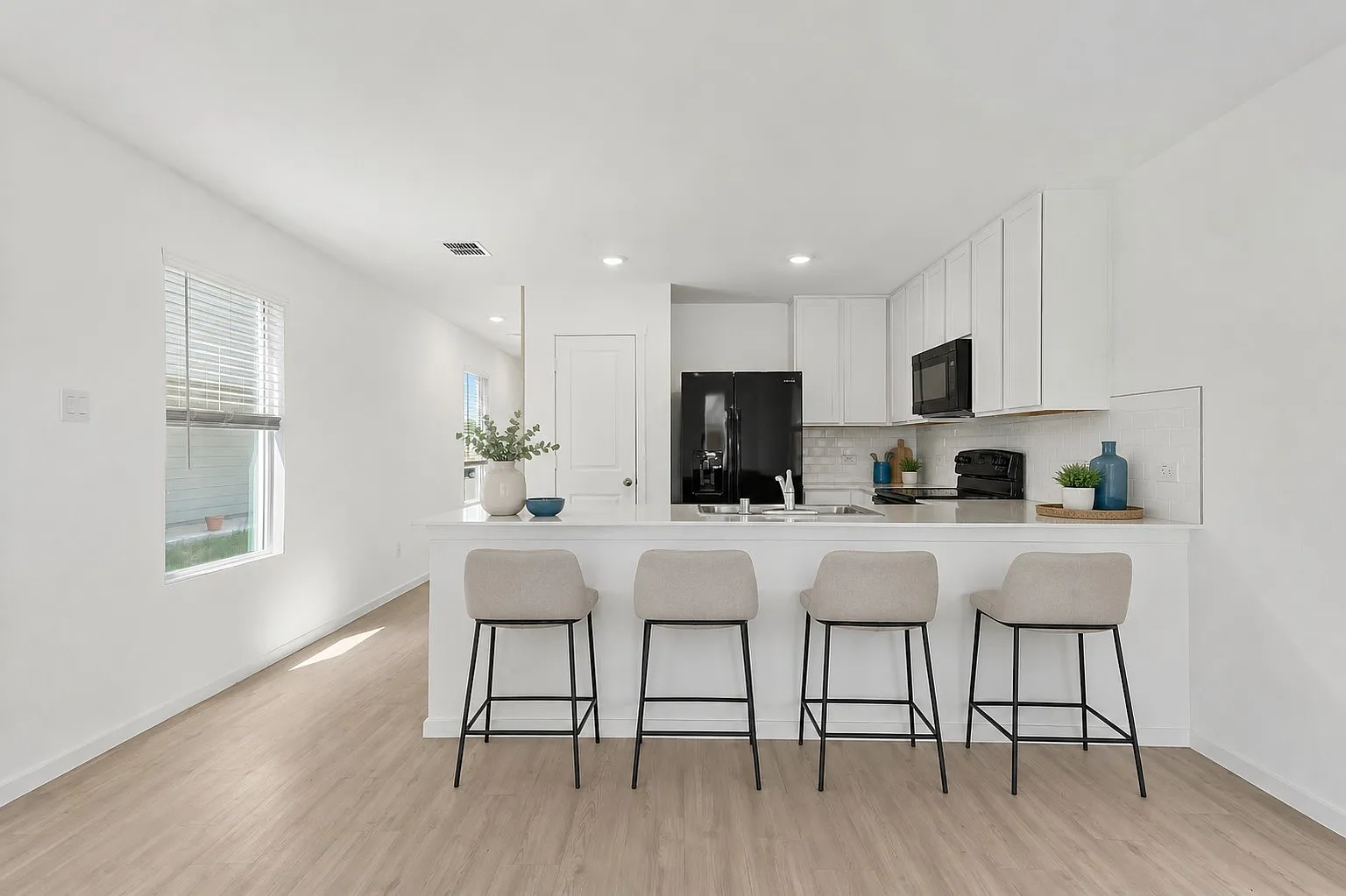 3 bed, 2.5 bath, 1374 sqft, $1,850 — Photo 4