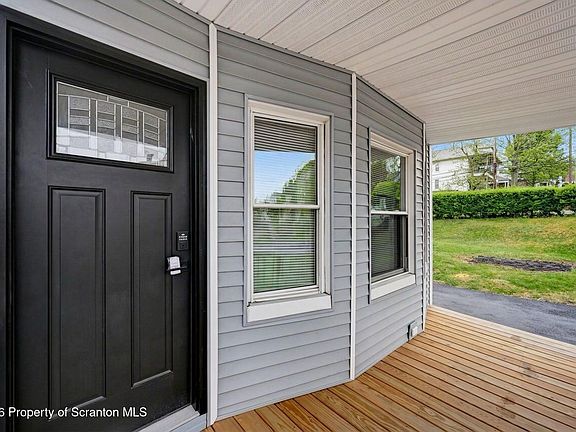 4th image of 819 Poplar St