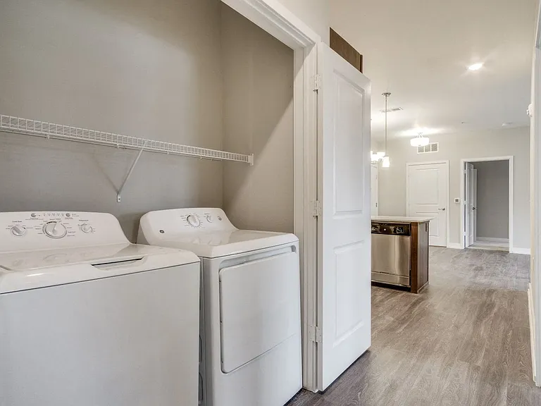 Full-Size Washer & Dryer (Laurel)