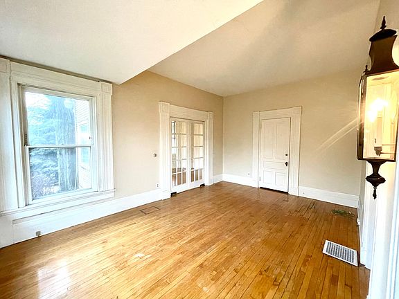 3rd image of 447 W Vine St APT 1W