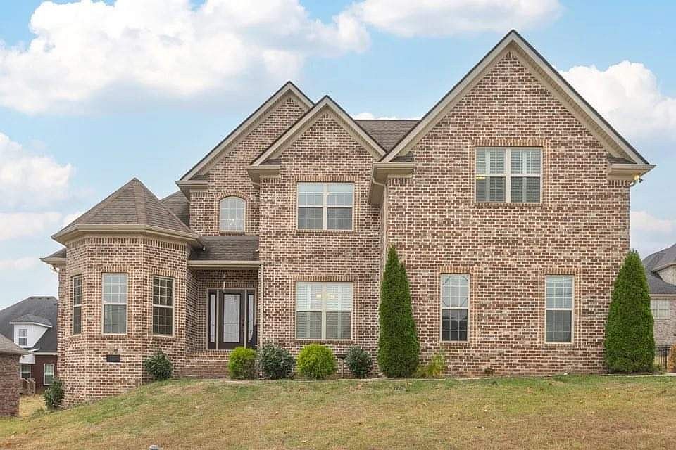 1st image of 707 Burgundy Dr