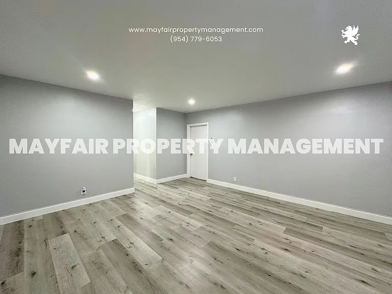 195 SE 10th St #3 — Photo 3