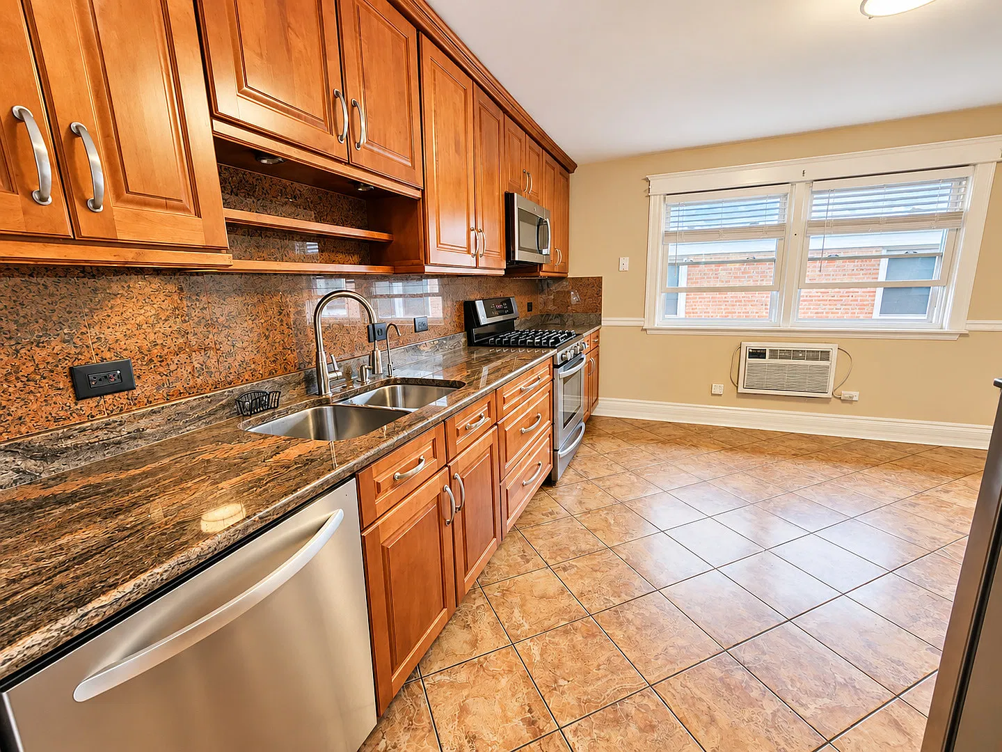 2 bed, 1.5 bath, 1000 sqft, $2,000 — Photo 3