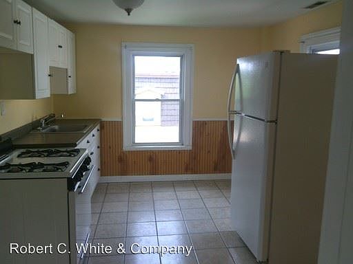 3rd image of 68 Bank St