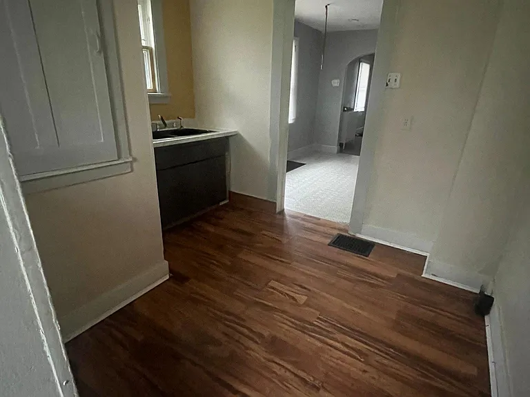 647 S Jackson St — Photo 8