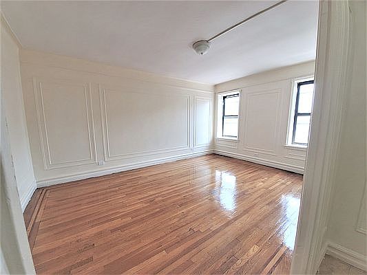 3rd image of 660 E 242nd St #I6