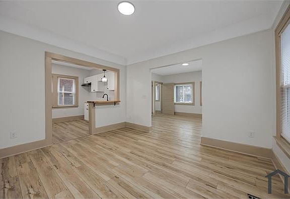 5th image of 3021 Clements St