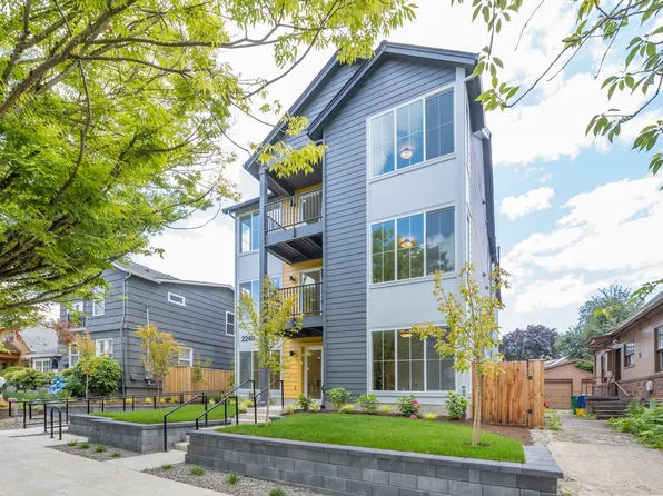 2240 SE Caruthers St #302, Portland, OR 97214