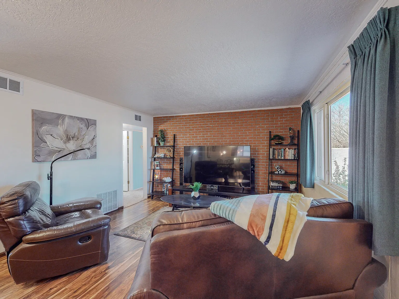 3 bed, 1200 sqft, $1,950 — Photo 3