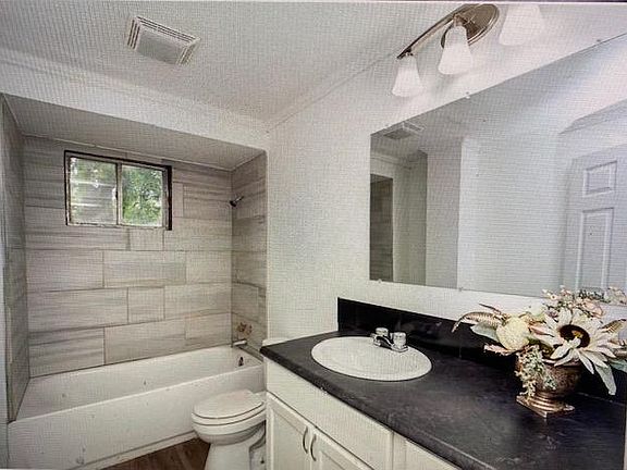 3rd image of 213 E Myrle Ave