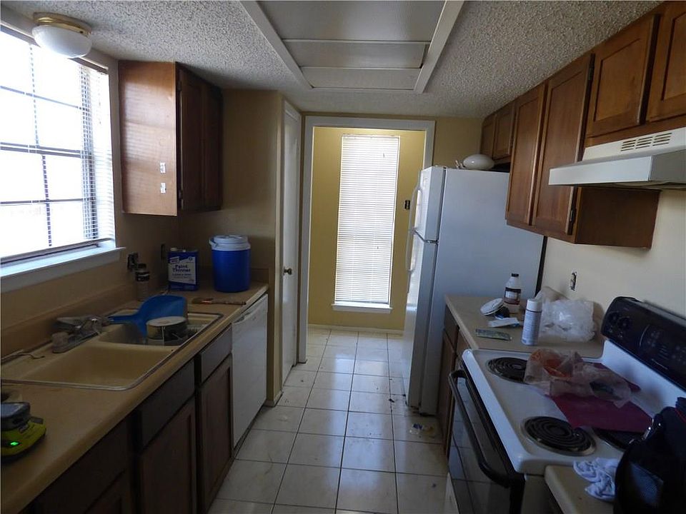 2nd image of 2310 Capitan Dr APT D