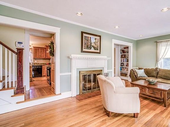 4th image of 42 Woodbury St