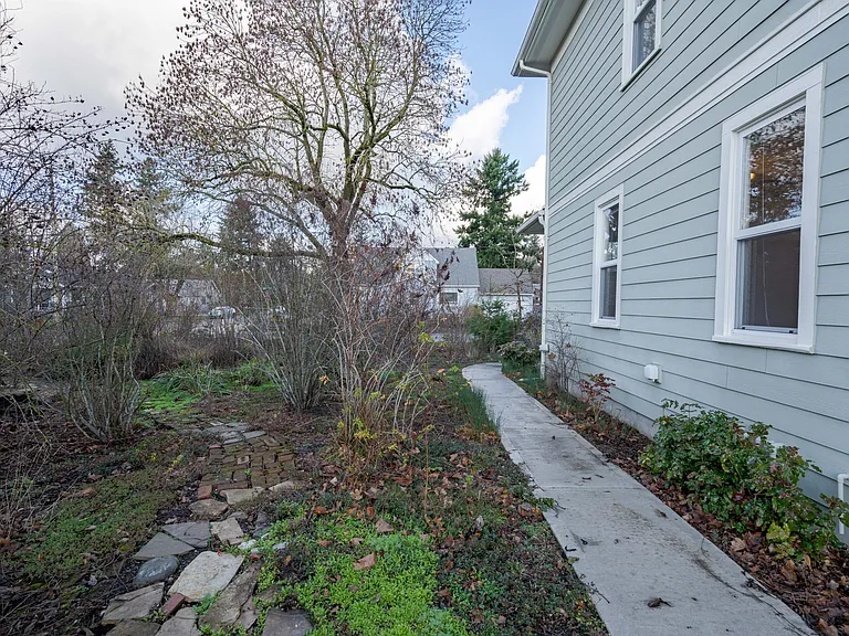 2703 E 8th St #1 — Photo 14