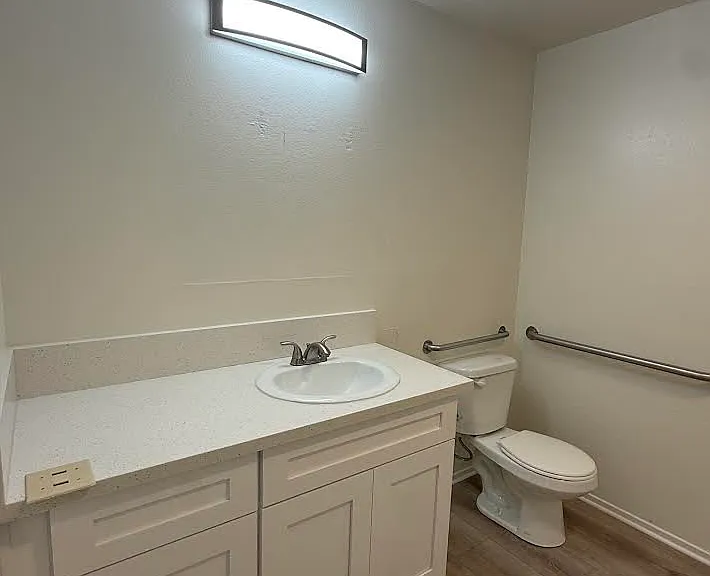 1001 E Cypress Ave — Photo 6