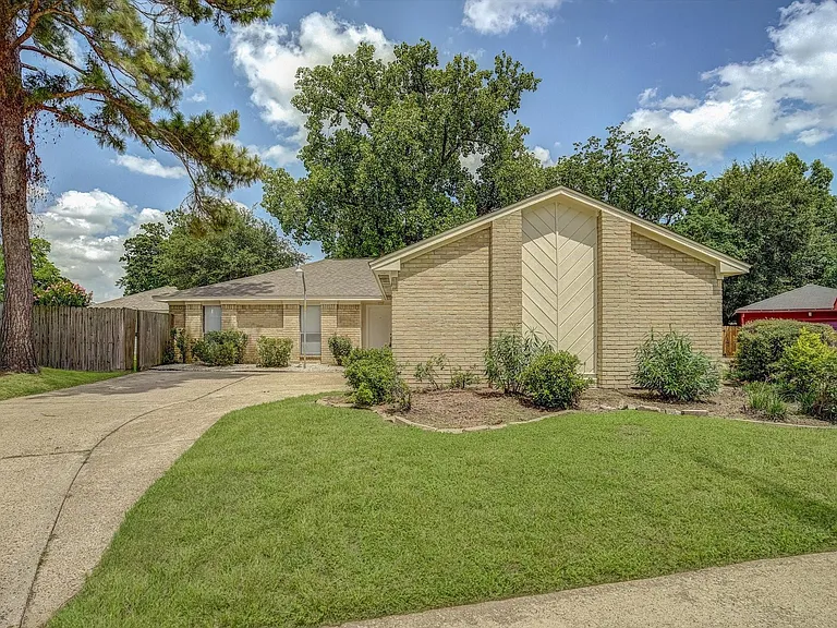 7315 Foxside Ln — Photo 2
