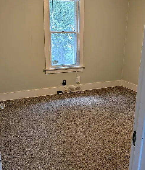 4859 Burt St — Photo 7